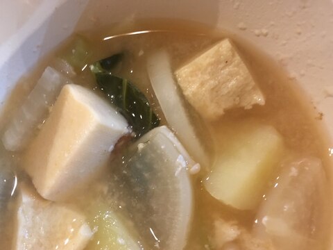 大根と小松菜とじゃがいもと高野豆腐の味噌汁